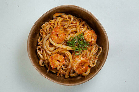 Лапша удон с креветками и кальмаром в соусе Биск