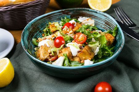 Салат с хрустящими баклажанами и сырным муссом