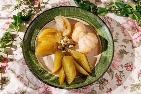 Тарелка с соленьями