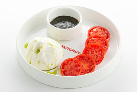 Буратта с томатным карпаччо и песто