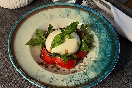 Буратта с томатами и рукколой