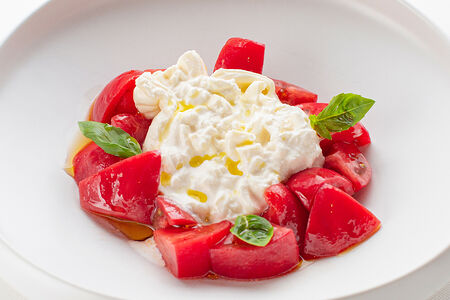 Буррата с помидорами и базиликом