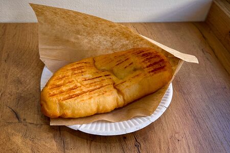 Пирожок с луком и яйцом