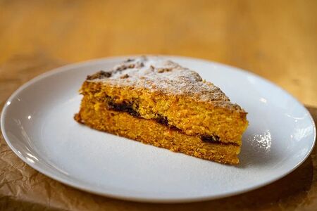 Пирог морковный с вишневым вареньем