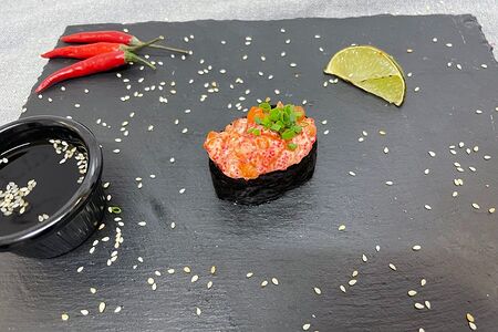 Гункан с лососем