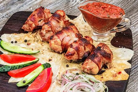 Куриное бедро в беконе