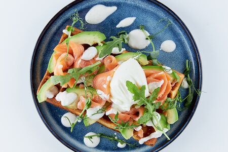 Вафля с сёмгой, яйцом пашот и апельсиновым ким чи