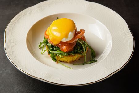 Картофельный драник с лососем и яйцом пашот