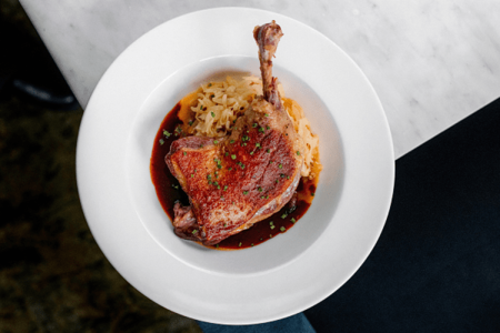 Утиная ножка с соусом из шампиньонов