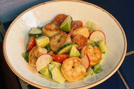 Салат с креветками и авокадо