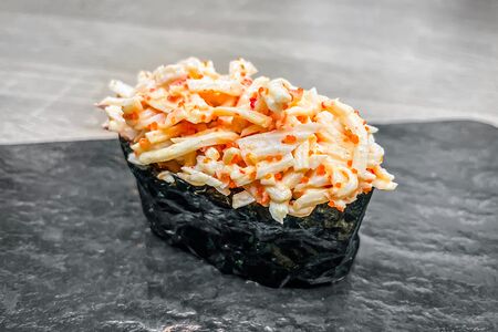 Гункан с крабом