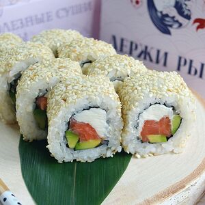 Филадельфия в кунжуте с лососем