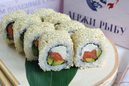 Филадельфия в кунжуте с лососем