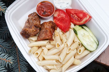 Свинина с макаронами, помидор, огурец