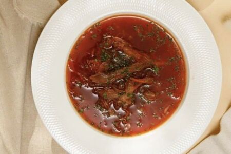 Борщ с бараниной, фасолью и сметаной