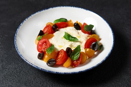 Страчателла с томатами черри и соусом песто