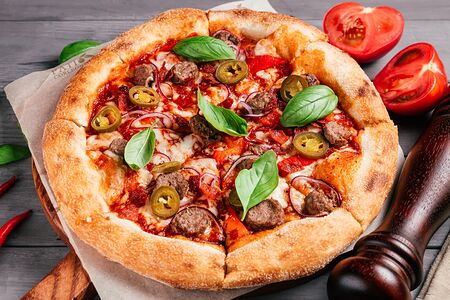 Пицца с говяжьими колбасками