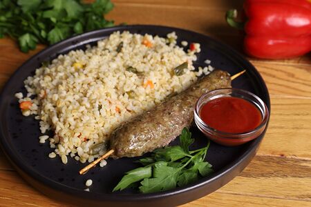 Люля-кебаб с соусом и зеленью