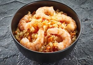 Wok с креветками в остром соусе