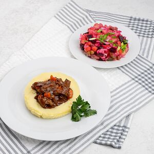 Гуляш из говядины с картофельным пюре и винегретом