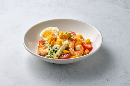 Салат Цезарь с креветками