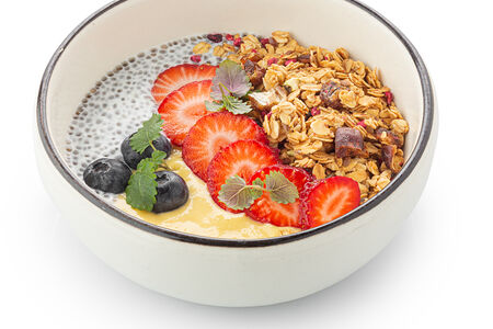 Чиа-пудинг с гранолой и смузи из манго