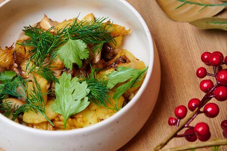 Картофель, жаренный с луком и грибами