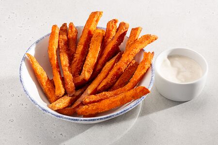 Батат фри с соусом блю чиз