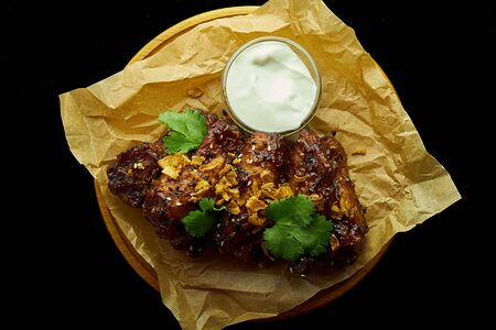 Крылья с соусом блю чиз