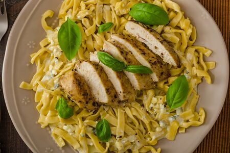 Шницель куриный в сырной панировке с макаронами