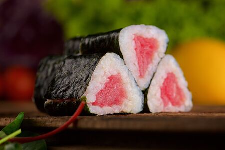 Ролл с тунцом