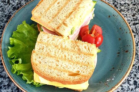 Сэндвич с беконом и сыром