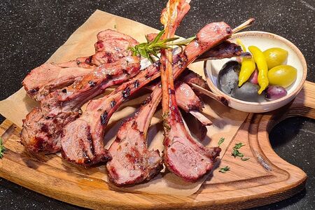 Запеченные в дровяной печи ребра ягненка