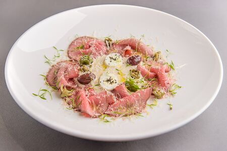 Вителло тоннато с соусом из тунца и черным трюфелем