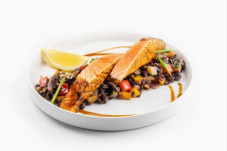 Стейк из лосося с тайским рисом