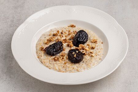 Каша овсяная с томленым черносливом