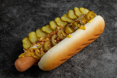 Датский с жареным луком, маринованными огурцами и перец халапеньо