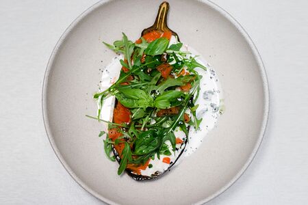 Запеченный баклажан со страчателлой и песто