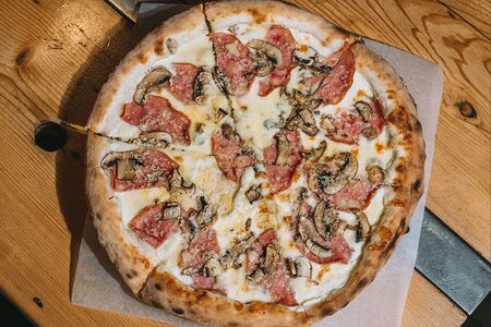 Пицца ветчина и грибы