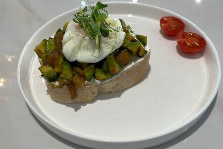 Брускетты с лососем и авокадо