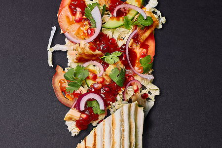 Шаурма Грузинская с гранатом и кинзой (средней остроты)