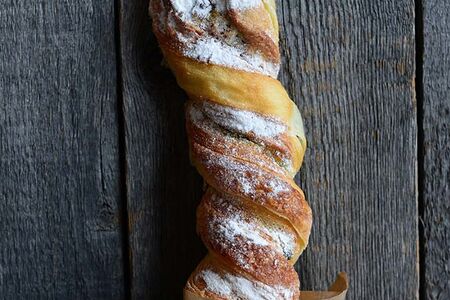 Косичка с фисташковым кремом