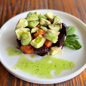 Салат с печеной тыквой, свеклой и авокадо