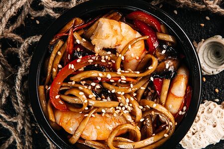 Яичная лапша с тигровыми креветками в соусе терияки