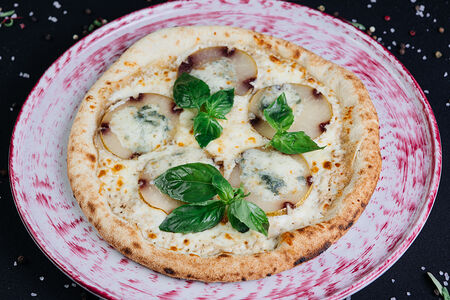 Пицца с грушей и горгонзолой