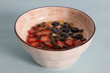 Овсяная каша с ягодами