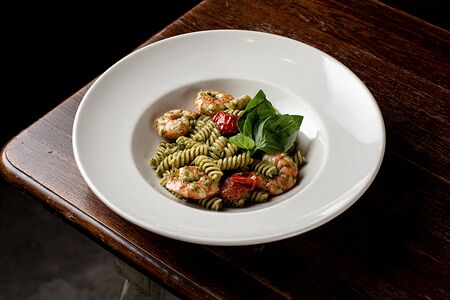 Фузилли с креветками и песто