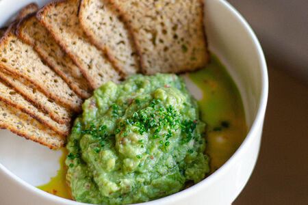 Гуакамоле и чипсы