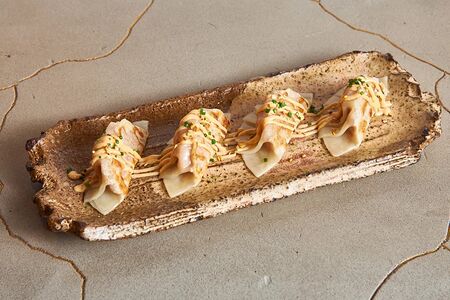 Гедза с камчатским крабом и спайси-айоли