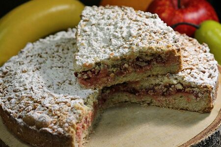 Мини-пирог песочный с брусникой и яблоком